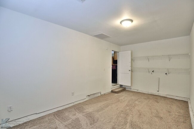 Building Photo - 3 BEDROOM,  Kitchen appliances, NEW INTERIOR PAINT! 6 MONTH LEASE AVAILABLE!