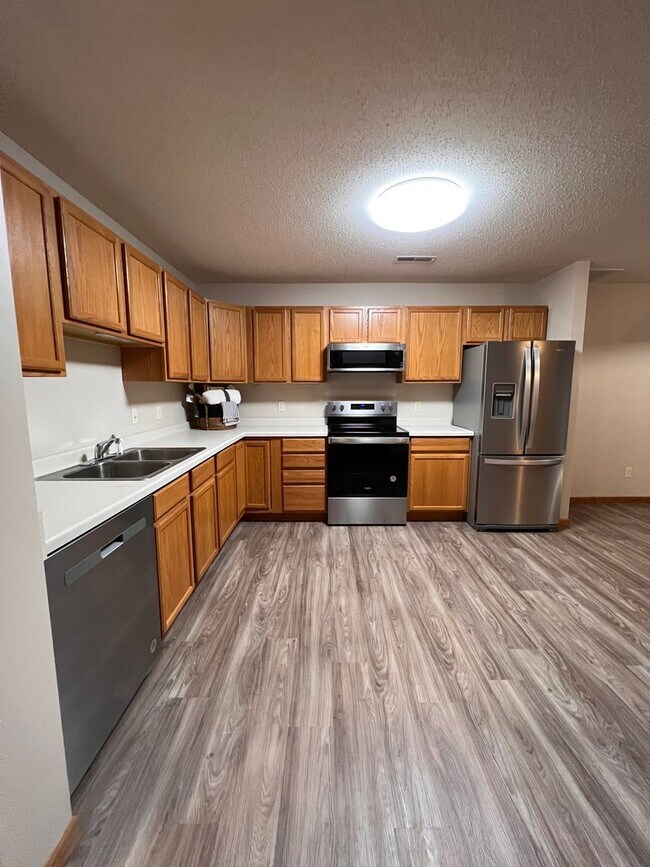 Building Photo - 2 Bedroom Town Home, FLEXIBLE MOVE IN DATE!