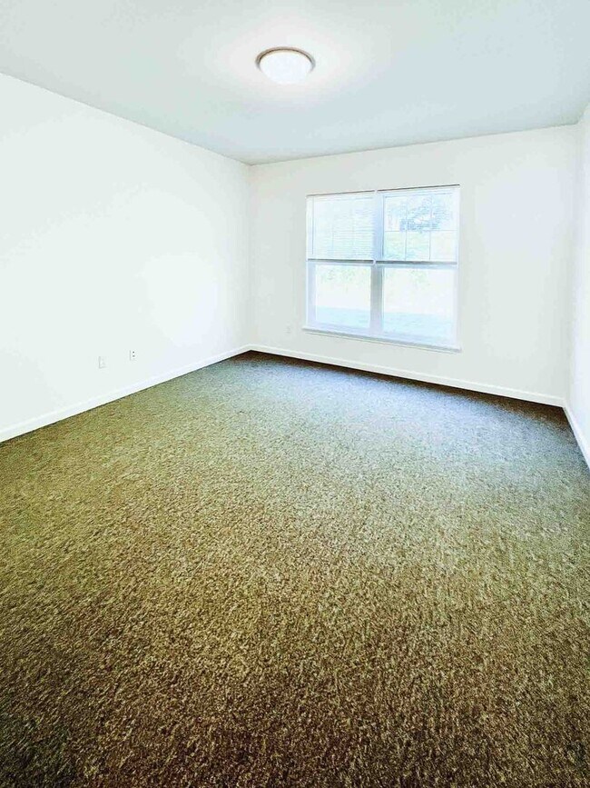 Building Photo - 2 bed, 1 bath townhouse style apartment with washer & dryer provided (45 Griffin Ln #202)