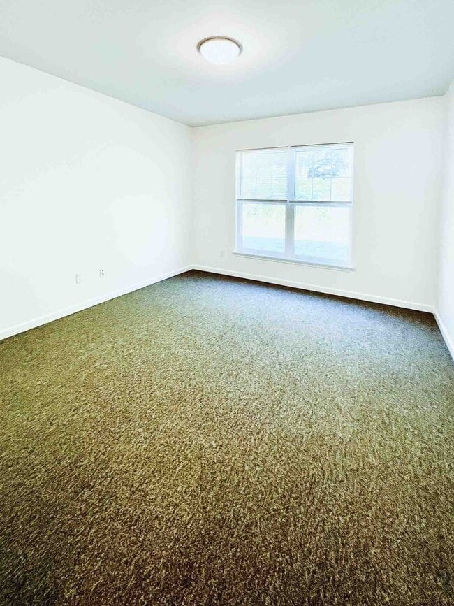 Building Photo - 2 bed, 1 bath townhouse style apartment with washer & dryer provided (59 Griffin Ln #102)