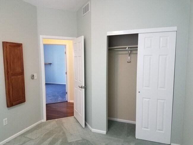 Building Photo - House For Lease