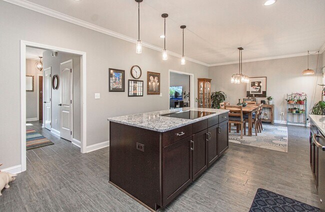 Building Photo - Spacious Home with Hot Tub, Fenced Yard an...