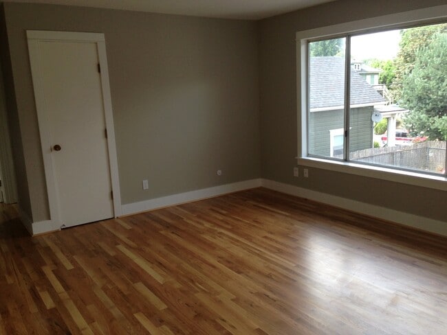 Building Photo - Upper 2 bed on Belmont! Hardwood floors, granite counters, tile in shower! All dogs welcome!
