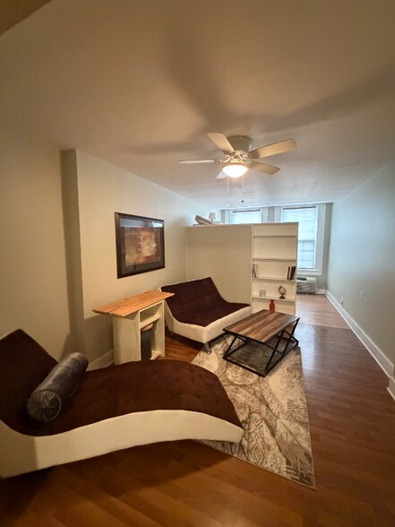 Building Photo - 231 Main St