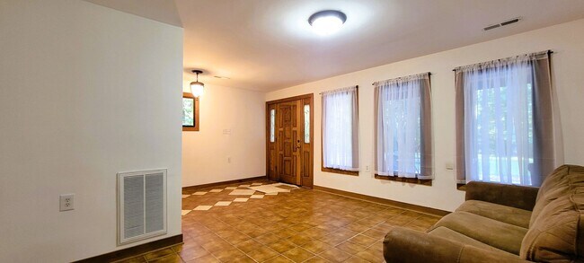 Building Photo - Remodeled secluded wooded oasis off of Qualla Road with handicap access