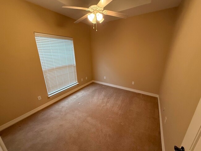 Building Photo - 1505 N Claremont Cir