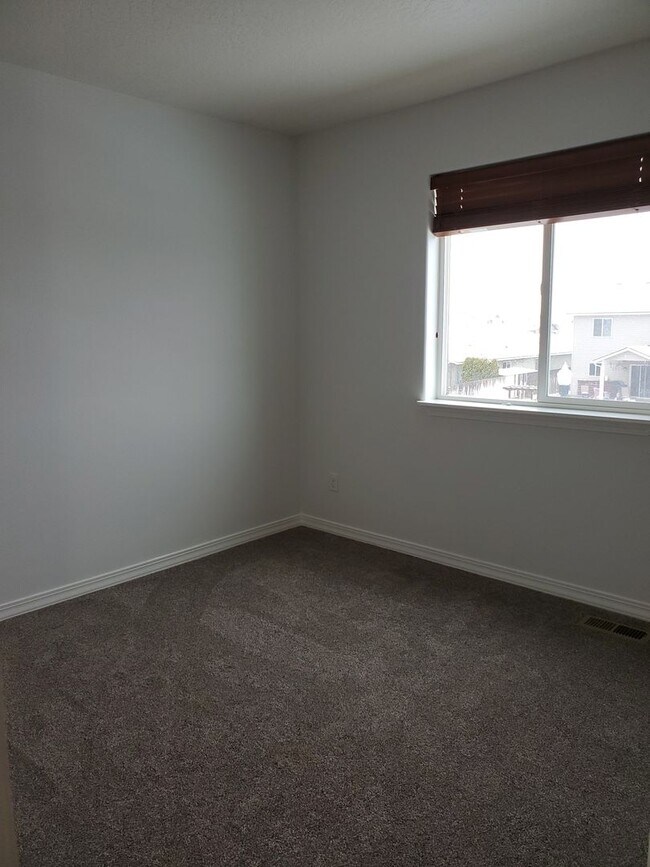 Building Photo - Beautiful 4 bedroom 3 bath home in the Landings!