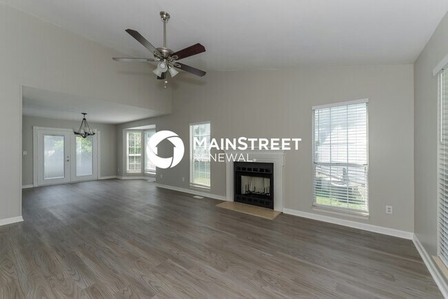 Building Photo - 4 Bedroom Pet-Friendly Home in Hendersonville, TN with Main Street Renewal
