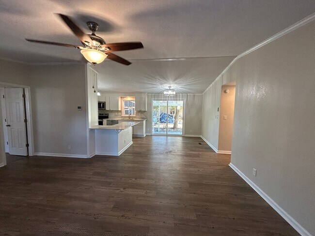 Building Photo - 3 bedroom, 2 bath