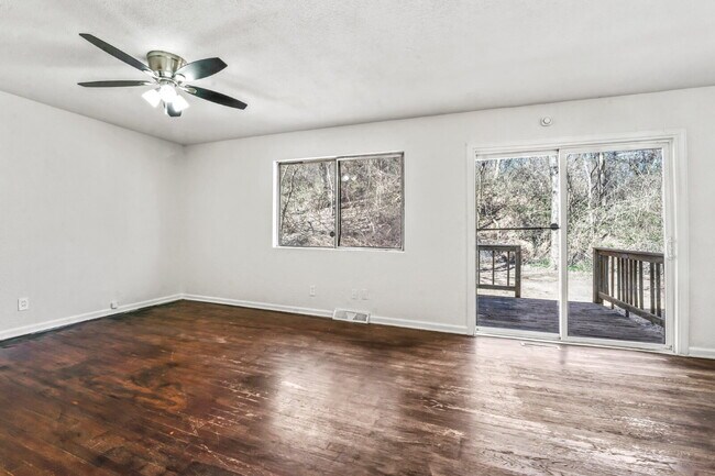 Building Photo - Beautifully Renovated 3 Bedroom Home in KCK Available Now!  1st Month's Rent is FREE!