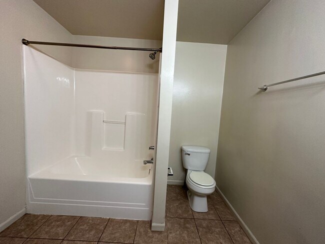 Building Photo - 3105 W Michigan - 6 Bed/3 Bath Townhouse Near WMU