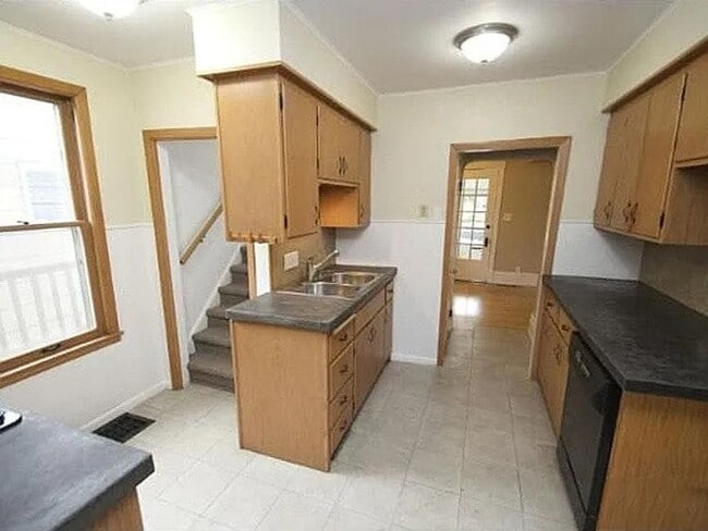 Building Photo - Gorgeous 5 Bedroom Home in Coveted SE Neig...
