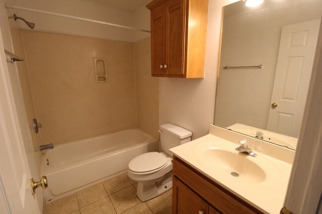 Building Photo - 824 Shaw Rd