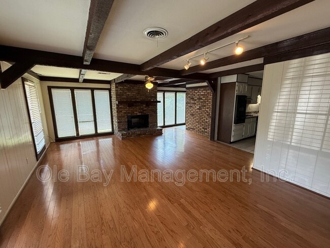 Building Photo - 702 Ynestra Dr