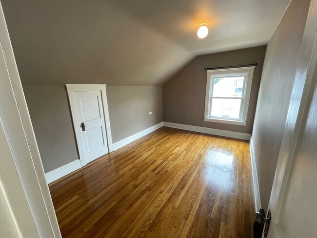 Building Photo - Charming Bungalow