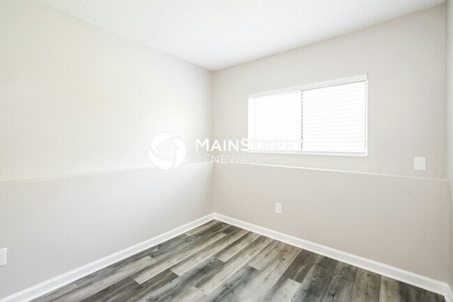 Building Photo - 4 Bedroom Pet-Friendly Home in COLUMBUS, OH with Main Street Renewal