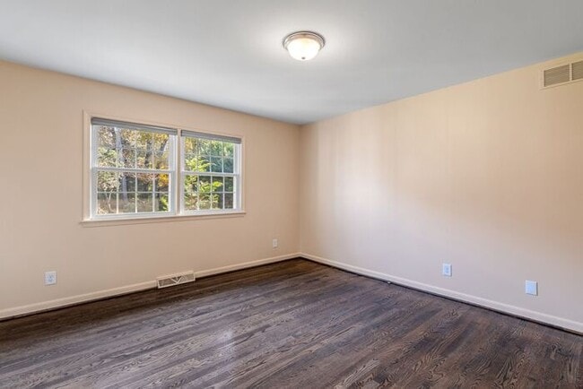 Building Photo - NW, Updated, Wood Floors, SS Appl., Den, Dining Roon, Sun Room, Finished Basement, Fenced!