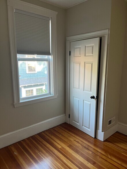 Building Photo - 15 S Elm St
