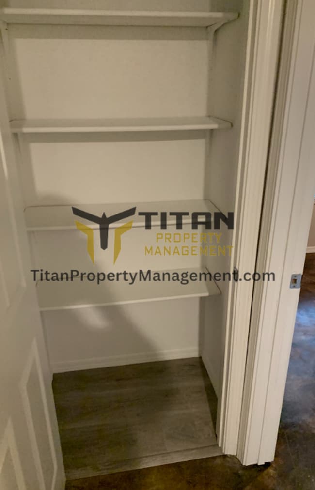 Building Photo - 3b/2b house