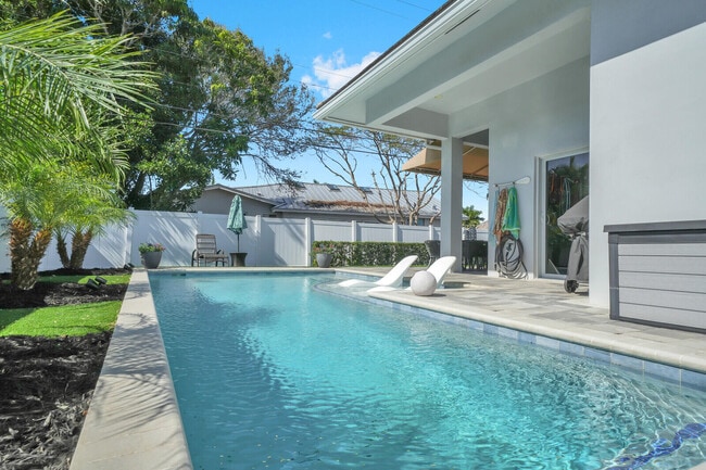 Building Photo - 875 SE 13th Ave