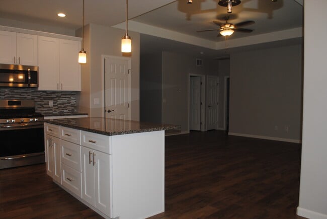 Building Photo - 454 Lewis St