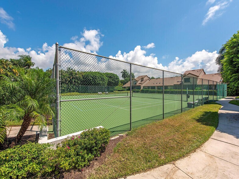 Tennis and Pickle ball - 555 Park Shore Dr