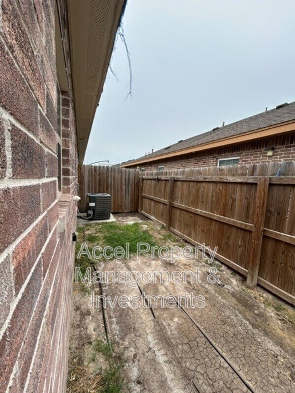 Building Photo - 1008 W La Pointe Ave