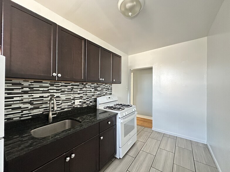 Building Photo - 5662 N Ridge Ave