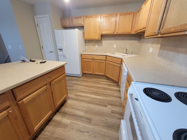 Building Photo - Spacious 2 bed, 2 bath townhome style cond...