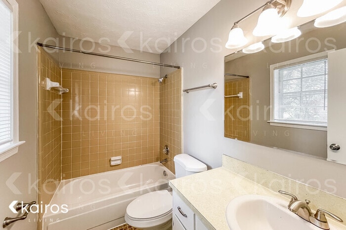 Building Photo - 2073 Edinburgh Dr