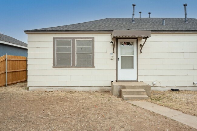 Building Photo - 927 S Bryan St