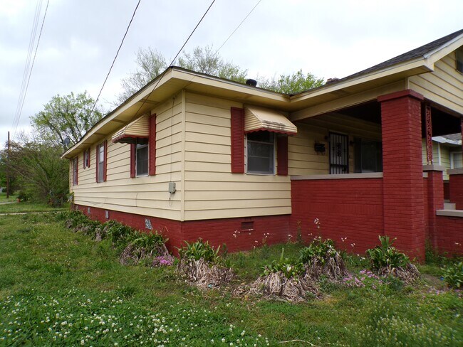 Building Photo - 900 Center St