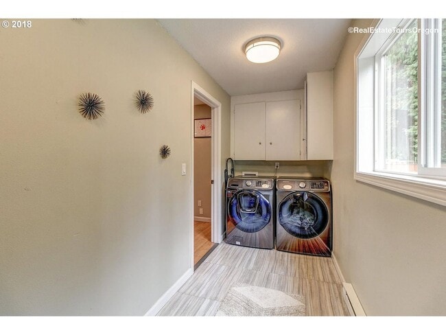 Building Photo - Spacious 4-Bedroom Home with Multiple Livi...
