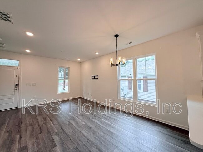 Building Photo - 1420 Maplewood Dr