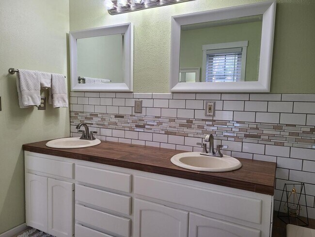 Building Photo - 389 Yasek Loop