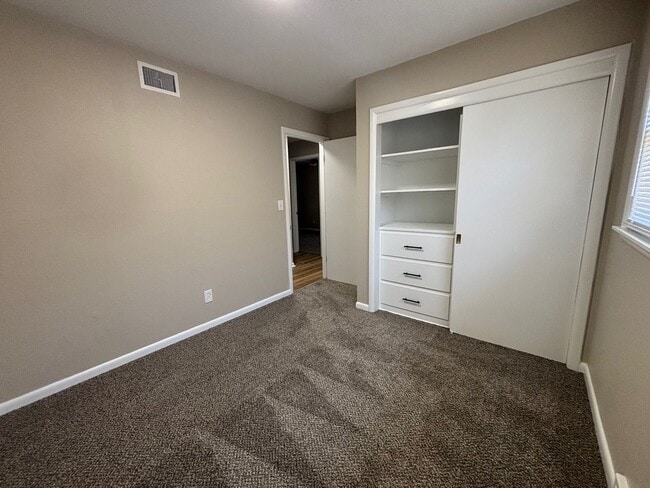 Building Photo - Stylishly Updated 3 Bedroom Home with Fresh Modern Finishes.