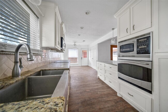 Building Photo - 501 Desert Aire Dr