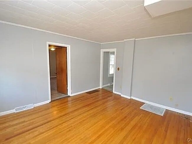 Building Photo - Newly Renovated Apartment in Liverpool!