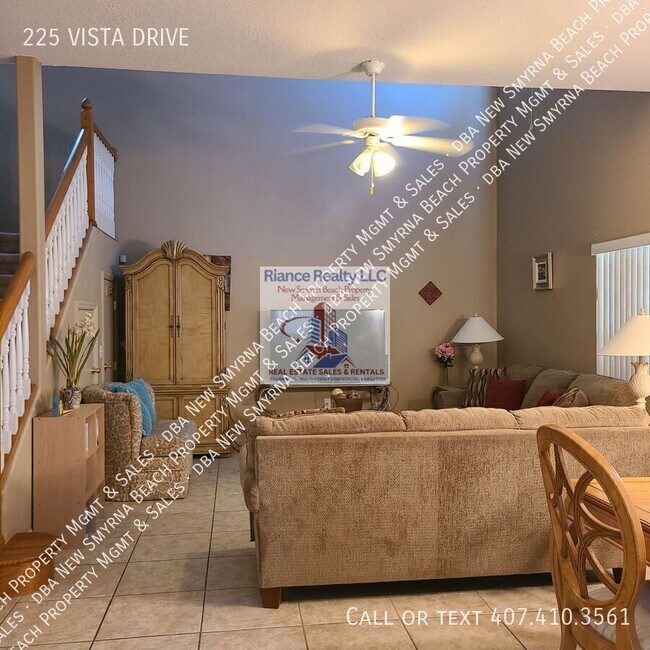 Building Photo - 225 Vista Dr