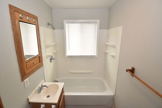 Building Photo - Mishawaka 3 bedroom ranch with large family room and fenced yard