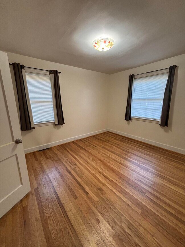 Building Photo - 919 Seminole Ave