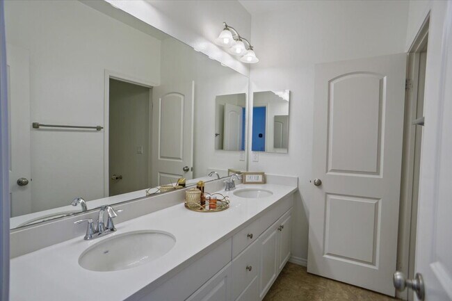 Building Photo - For Lease: Stunning Modern Pool Home in th...
