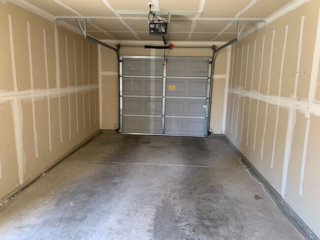 Building Photo - 1905