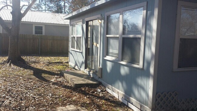 Building Photo - 900 Texaco St