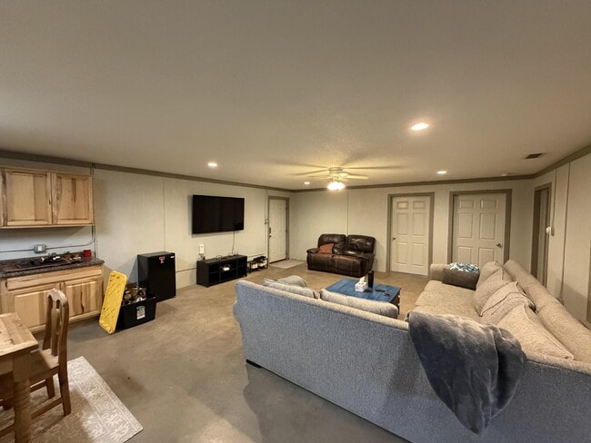 Building Photo - Spacious 3 Bed, 2 Bath Home with 2 car carport!