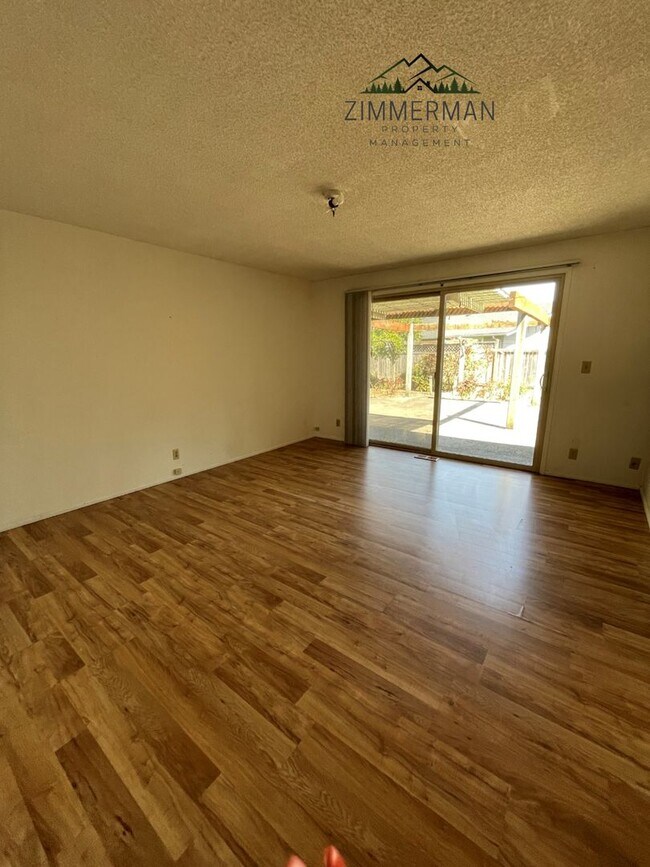 Building Photo - 3 Bedroom, 3 Bathroom Home in Beautiful Sh...