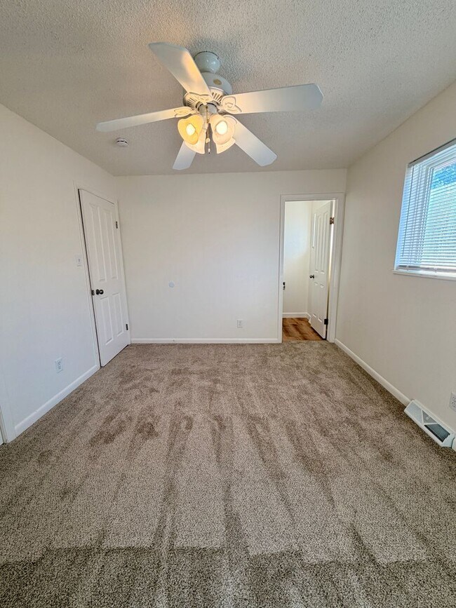 Building Photo - Lovely 5-bedroom, 2¾-bath home located in ...