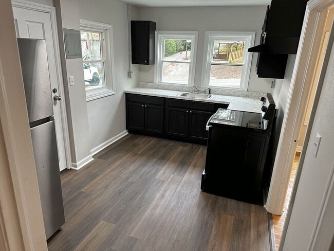 Building Photo - 2 Bedroom Home with Spacious Backyard and Modern Upgrades