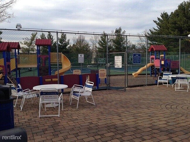 Building Photo - 3 br, 2.5 bath Townhome - 19 Woodward Lane