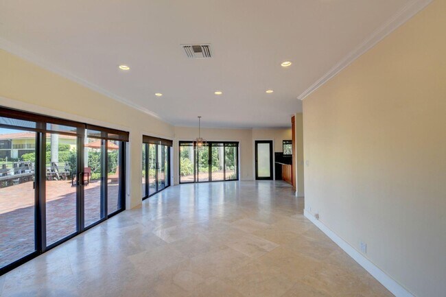 Building Photo - 1121 Bel Air Dr